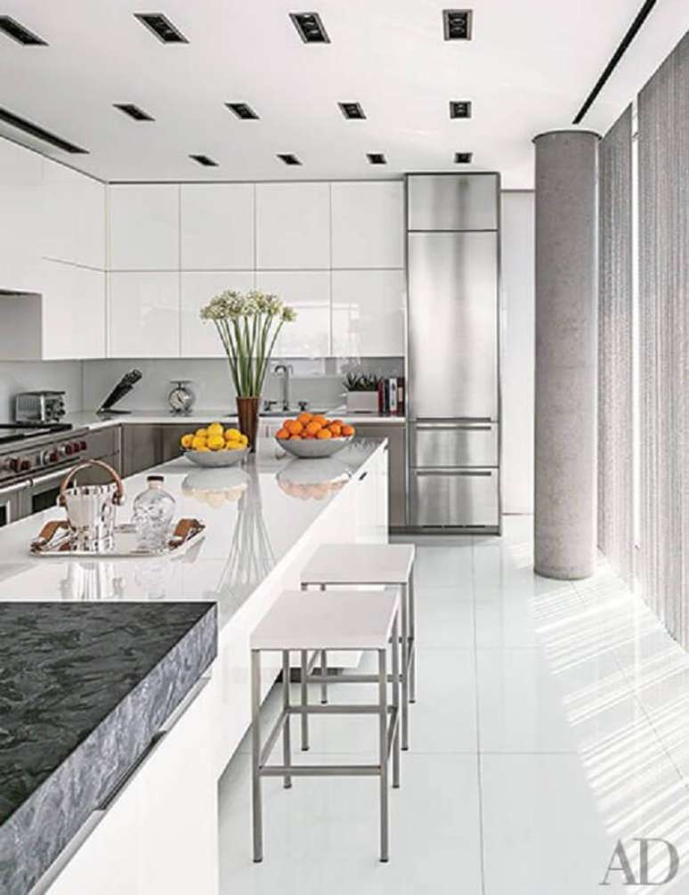 50. Decoração clean com armário de cozinha planejado branco – Foto: Architectural Digest