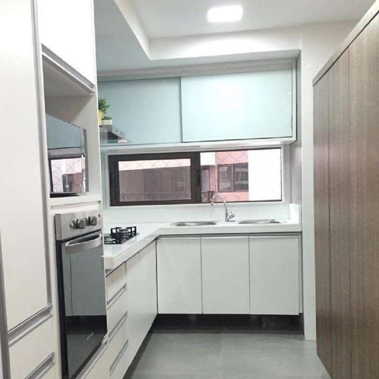 54. Decora&ccedil;&atilde;o simples e clean com arm&aacute;rio de cozinha planejado &ndash; Foto: Plural Consultoria e Arquitetura Criativa