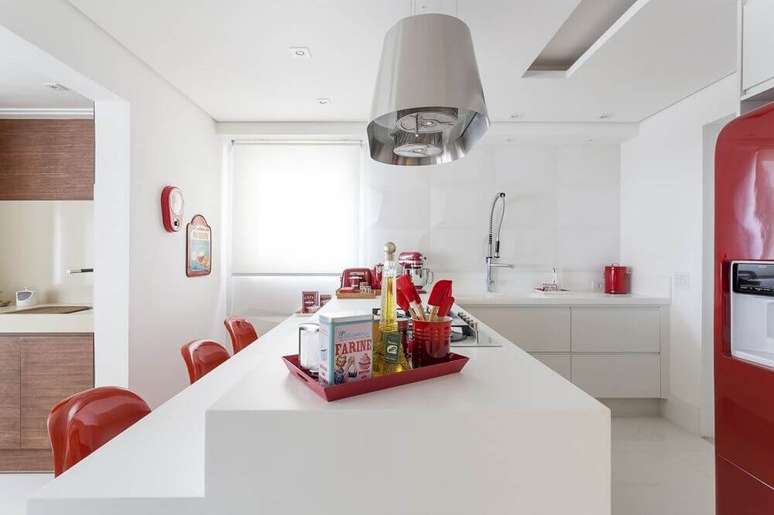 55. Cozinha decorada vermelho e branca com armário planejado de cozinha com ilha – Foto: Mariana Luccisano
