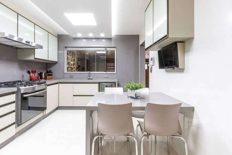 58. O cinza deu um toque moderno para a decoração da cozinha com armário planejado – Foto: Mauren Buest