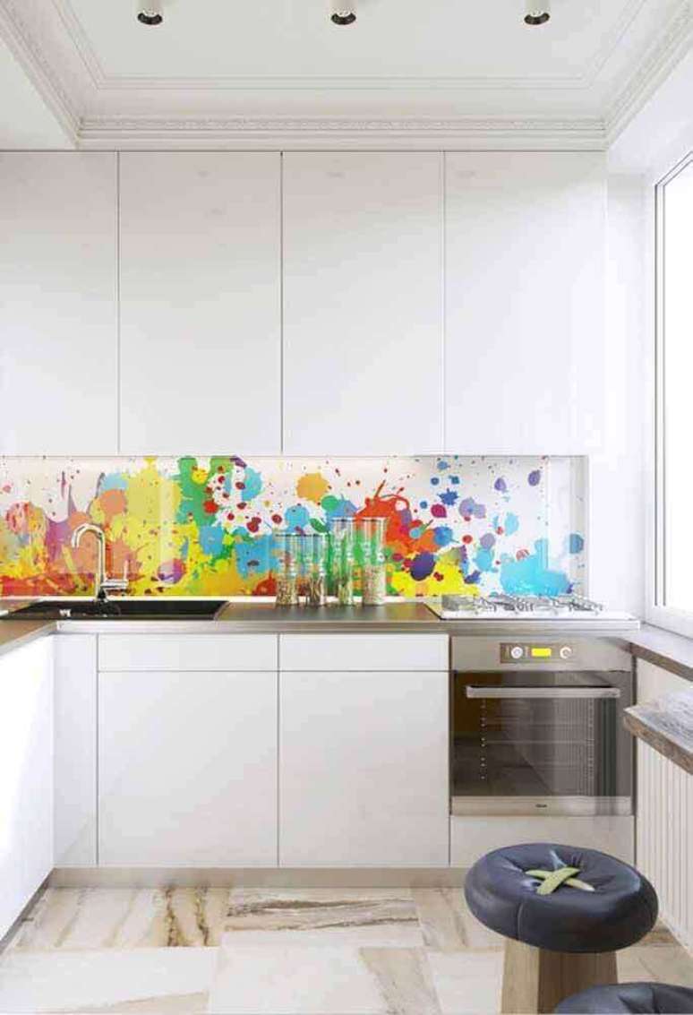 64. Decoração com parede colorida e armário de cozinha planejado branco – Foto: Pinterest