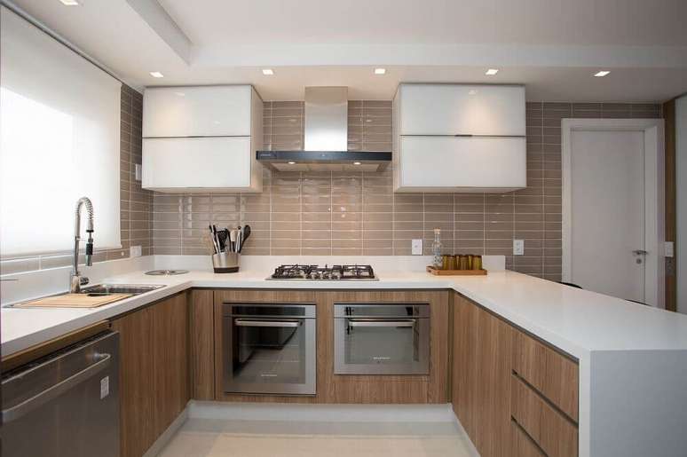 65. Invista em armário planejado de cozinha para melhor aproveitamento de espaços pequenos – Foto: Meet Arquitetura e Interiores