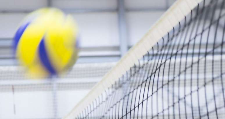 Saque saltando - conhecido também como saque viagem, aqui o atleta joga a bola para cima como se fosse um ataque. Em seguida, é preciso correr atrás da bola e saltar pegando impulso com os braços. A última etapa é golpear a bola para a quadra adversária  | Fonte: Getty Images 