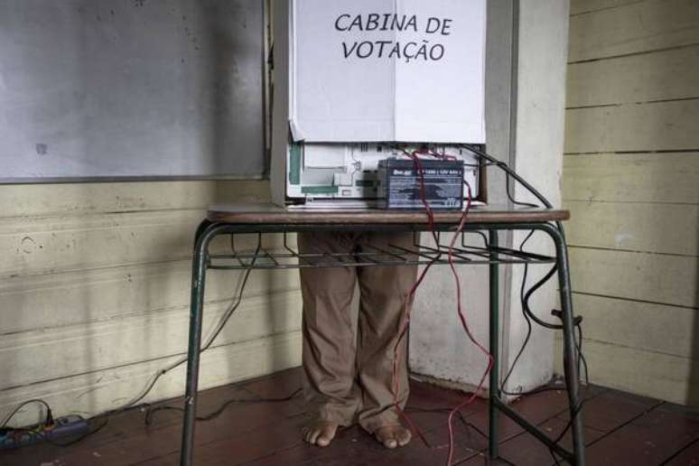 Eleitor vota em comunidade rural em Amazonas, norte do Brasil