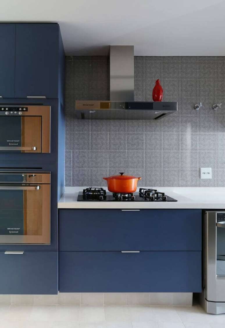 74. As linhas retas e o azul escuro do armário planejado de cozinha deixaram o ambiente com um toque moderno e acolhedor – Foto: Diseno Interior