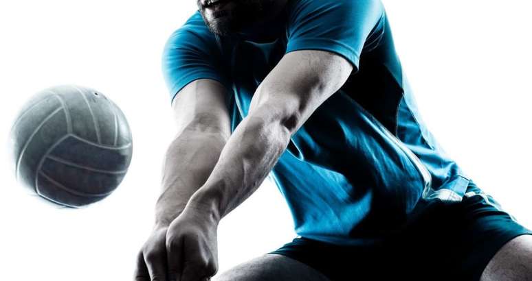 Manchete - serve para receber uma bola que chega mais baixa. O jogador deve estar com os dois braços unidos e deve bater na bola com o antebraço. 

Certo: as pernas devem estar semiflexionadas e os braços estendidos. Além disso, para que faça o golpe perfeito, é preciso saber o posicionamento correto das mãos. Coloque uma sobre a outra e una os dedões na parte da frente das mãos.
Errado: mãos intercaladas, tronco reto e braço flexionado | Fonte: Getty Images 