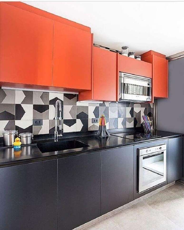 82. Conforme as cores de armário de cozinha planejado escolhidas o ambiente fica mais alegre e moderno – Foto: Cláudia Xavier Arquitetura
