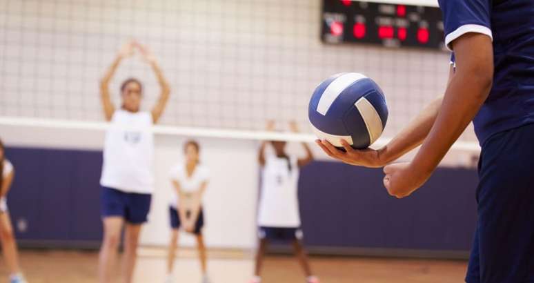 Saque - Esse fundamento dá início ao jogo. Existem duas formas diferentes de saque:


Saque parado - saindo do chão, o atleta não salta para fazer o fundamento. Segure a bola com uma das mãos, jogue-a para cima e, com a outra mão, dê um golpe na redonda para jogá-la para a quadra adversária  | Fonte: Getty Images 