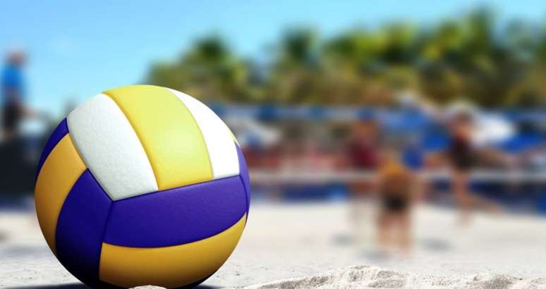Toque - auxilia diversos fundamentos do vôlei. É executado quando a bola está mais alta do que sua cabeça. O toque é feito com as duas mãos sobre a cabeça. 

Certo: o braço deve estar semiflexionado e acima da altura do rosto.
Errado: cuidado com o posicionamento das mãos para não fazer a famosa carregada. Também não pegue a bola muito embaixo, próximo da linha do peito | Fonte: Getty Images 