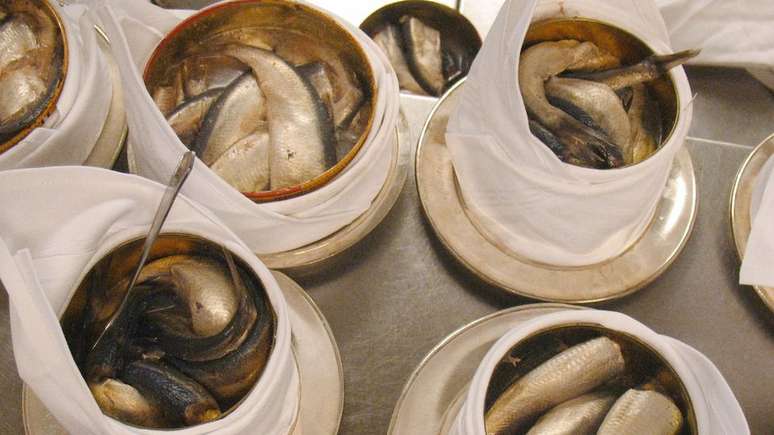 Os arenques fermentados continuam a se decompor dentro de latas