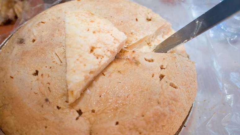 Para comer esse queijo no momento certo, deve-se esperar que as larvas comecem a saltar