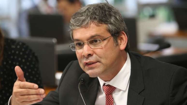 Lindbergh Farias teve 1,4 milhão de votos no Rio. Ficou atrás de Flávio Bolsonaro (PSL) e Arolde de Oliveira (PSD)
