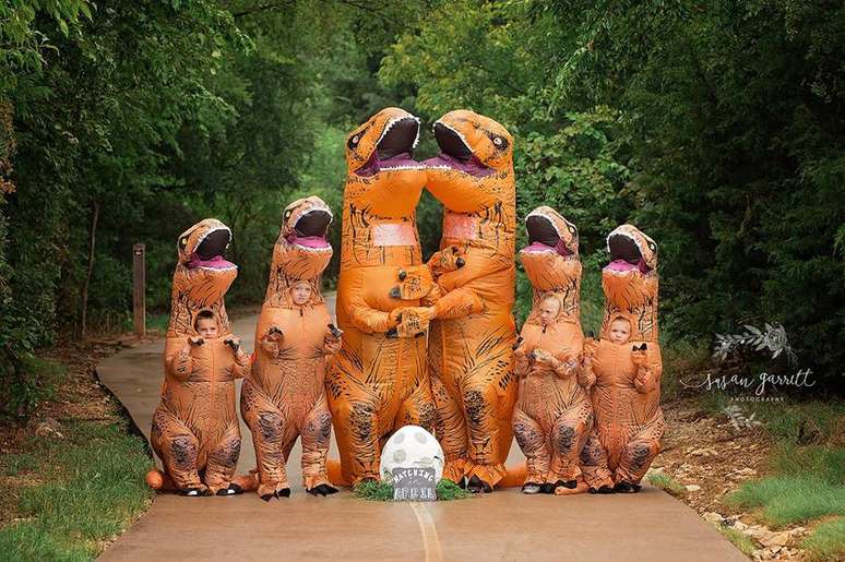 Família vestida de dinossauro.
