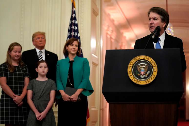 Juiz da Suprema Corte dos EUA Brett Kavanaugh discursa antes de sua cerim&ocirc;nia de posse, diante de sua mulhar e filhas e do presidente dos EUA, Donald Trump, na Casa Branca 08/10/2018 REUTERS/Jonathan Ernst