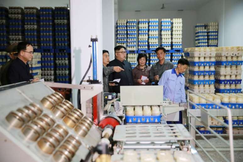 Líder da Coreia do Norte, Kim Jong Un, visita local de processamento de alimentos em Pyongyang 08/04/2017 KCNA/via Reuters