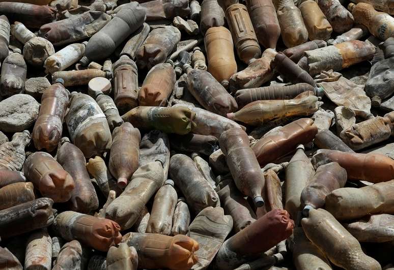 Garrafas de plástico são retratadas na barragem de águas residuais na mina de Colquiri, na Bolívia. 8/06/ 2016. REUTERS/David Mercado 