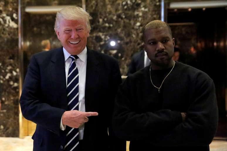 Presidente dos Estados Unidos, Donald Trump, e rapper Kanye West posam para fotos na Trump Tower em Manhattan 13/12/2016 REUTERS/Andrew Kelly 