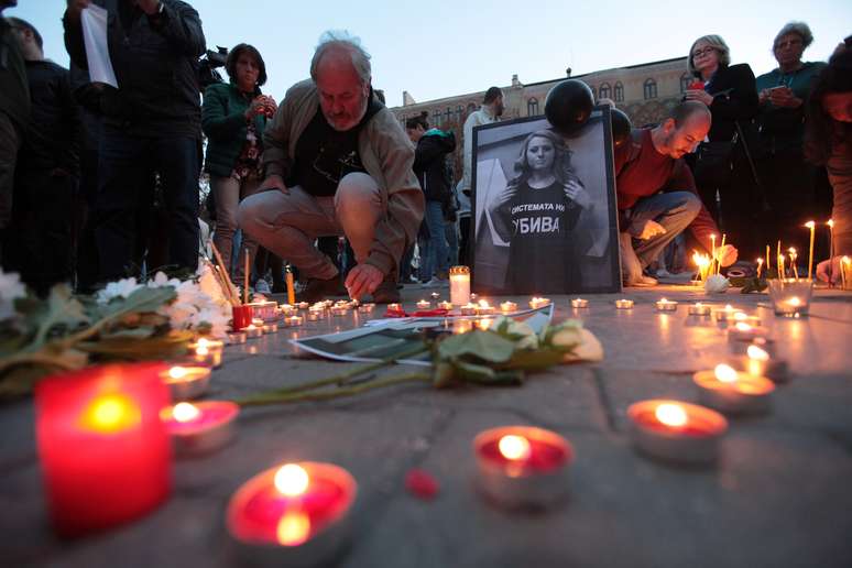 Pessoas prestam homenagem a jornalista búlgara assassinada Viktoria Marinova em Sófia 08/10/2018 REUTERS/Dimitar Kyosemarliev