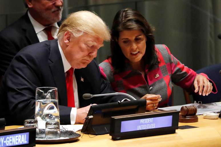Presidente dos EUA, Donald Trump, e embaixadora do pa&iacute;s na ONU, Nikki Haley 24/09/2018 REUTERS/Carlos Barria