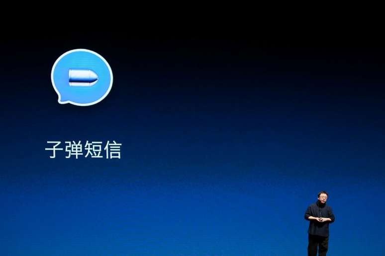 Luo Yonghao, CEO e fundador da startup chinesa de smartphones Smartisan, apresenta um novo aplicativo de mensagens instant&acirc;neas Bullet Messenger em Pequim 20/08/ 2018. REUTERS/Stringer 