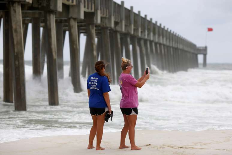Mulheres tiram foto em Pensacola, na Flórida
 9/10/2018   REUTERS/Jonathan Bachman 