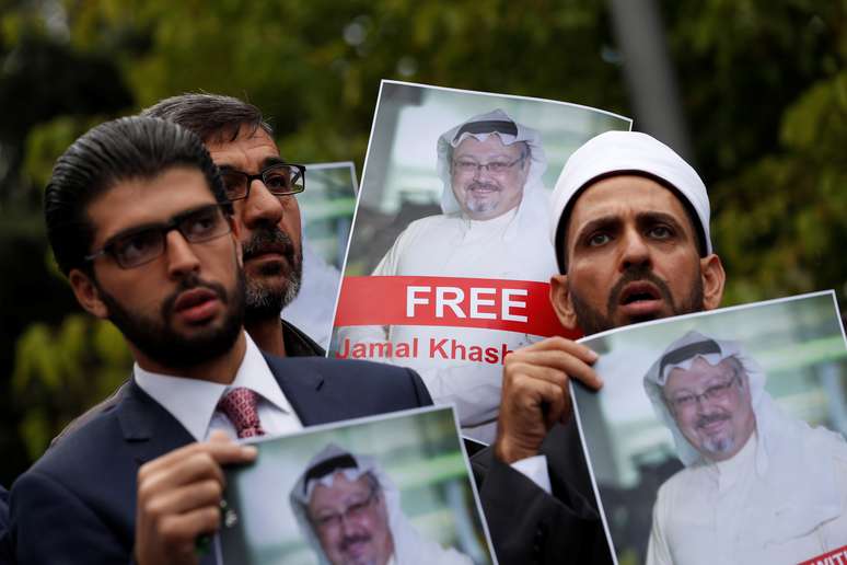 Ativistas seguram cartazes pela liberdade de Khashoggi em Istambul
 8/10/2018    REUTERS/Murad Sezer 