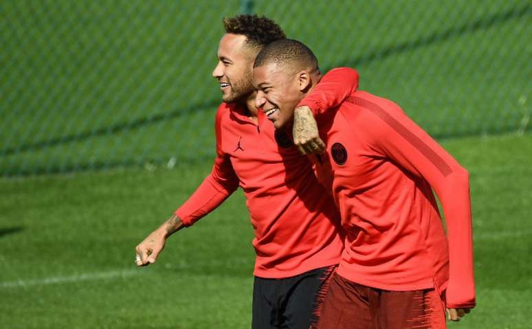 Neymar e Mbappé estão cada vez mais unidos em campo (Foto: AFP)