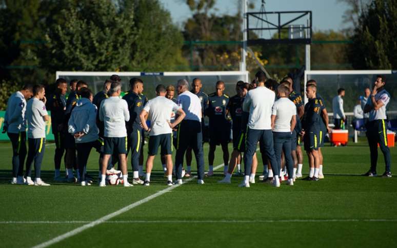 Tite reuniu os jogadores antes do treinamento (Foto: Pedro Martins / MoWA Press)