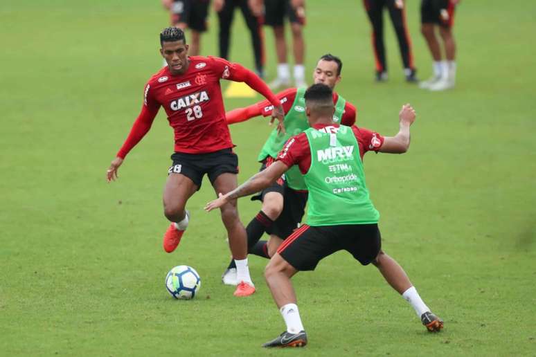 Uribe treina finalização no Ninho do Urubu (Foto: Gilvan de Souza/Flamengo)