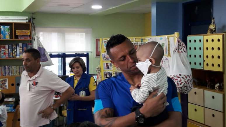 Goleiro do São Paulo visitou o Hospital do Graac na tarde desta terça-feira (Yago Rudá)