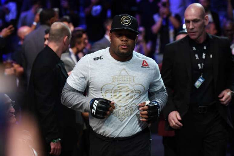 Daniel Cormier é o atual dono de duas categorias do UFC, dos meio-pesados e dos pesados (Foto: Getty Images/UFC)