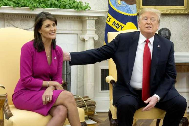 Nikki Haley anuncia demissão ao lado de Donald Trump