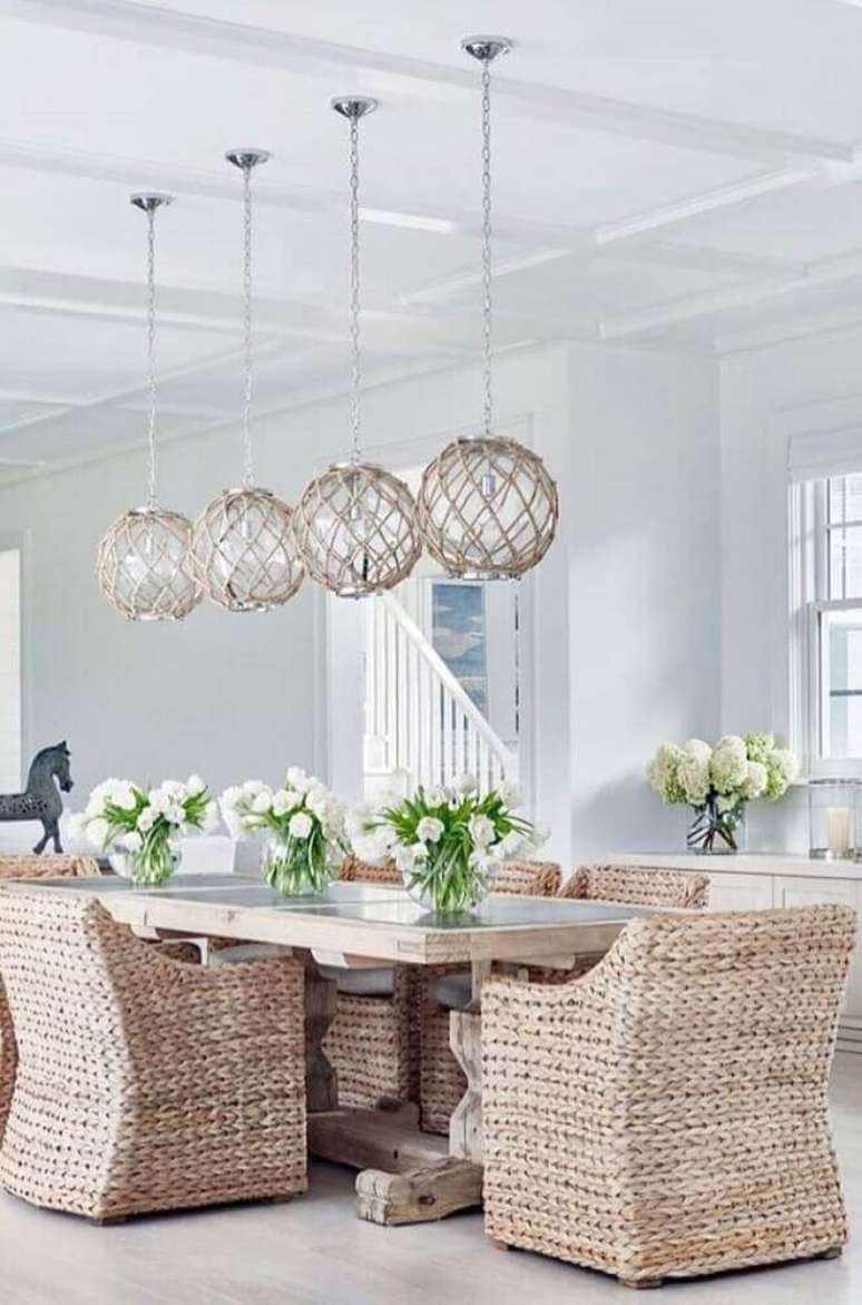 11. As cadeiras de vime deram um toque super charmoso para a decora&ccedil;&atilde;o de sala de jantar moderna e sofisticada &ndash; Foto: Denarius