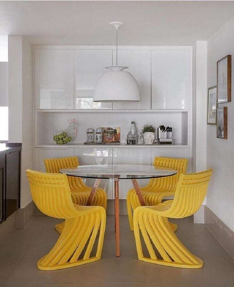 16. O tom amarelo das cadeiras para sala de jantar modernas deram mais alegria para a decoração clean – Foto: Yamagata Arquitetura