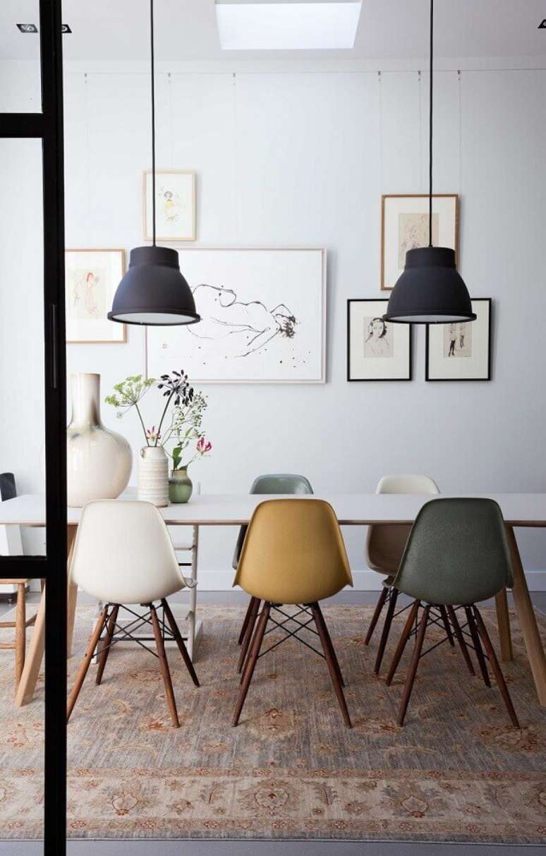 20. Opte por um conjunto de cadeiras para sala de jantar modernas que sejam coloridas, levando mais alegria e personalidade para o ambiente – Foto: Trentotto