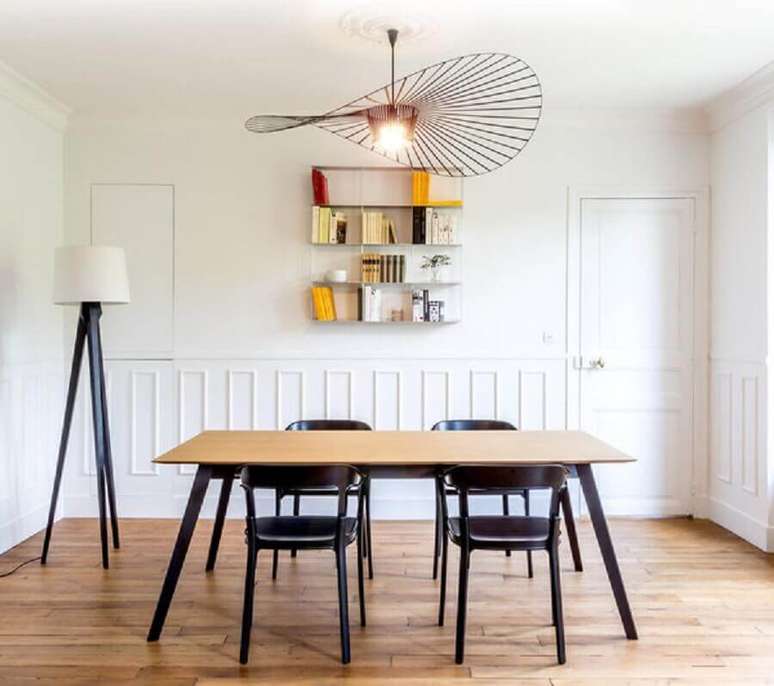 8. Os lustres modernos para sala de jantar muitas vezes possuem um design mais minimalista – Foto: Maison