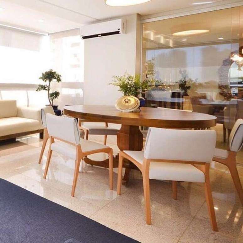 25. decoração em tons neutros e mesa oval de madeira com cadeiras para sala de jantar modernas – Foto: Lux Arquitetura