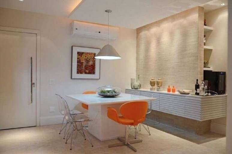 28. Decoração de sala de jantar moderna com cadeiras laranjas e transparentes – Foto: FPR Studio