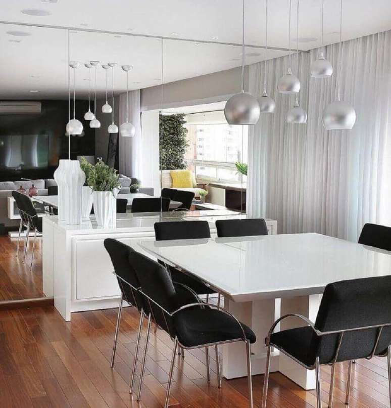38. O espelho tr&aacute;s um charme para a decora&ccedil;&atilde;o de sala de jantar moderna e sofisticada &ndash; Foto: Mariana Orsi