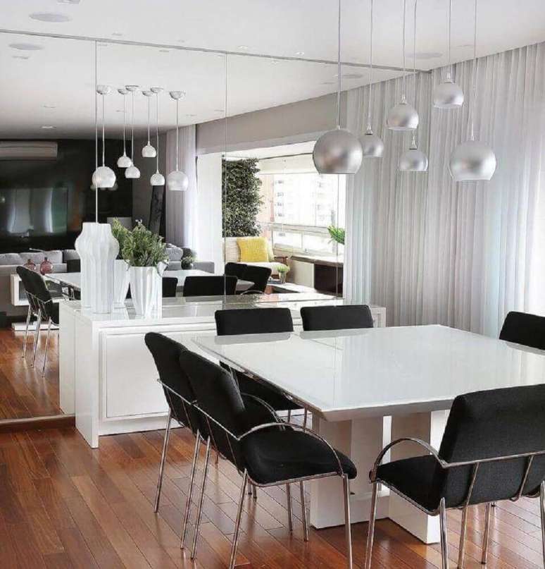 38. O espelho trás um charme para a decoração de sala de jantar moderna e sofisticada – Foto: Mariana Orsi