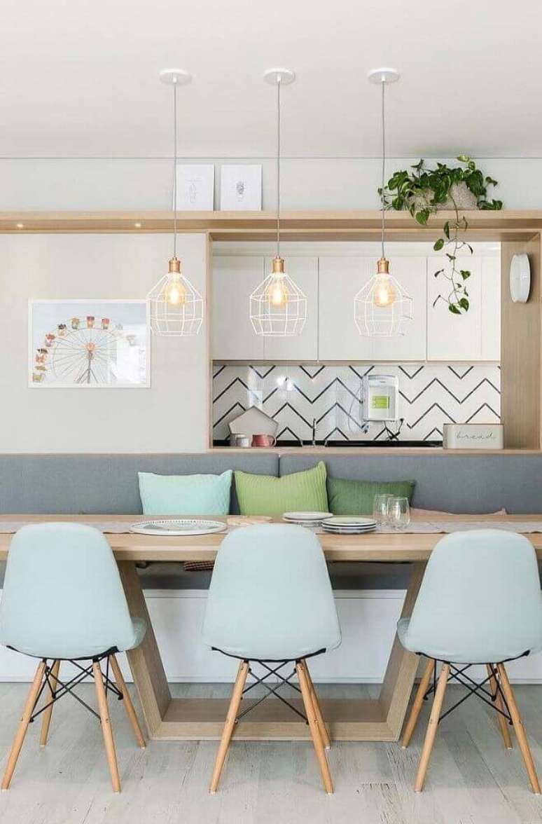 40. Decoração para sala de jantar moderna com tons pastéis e pendentes minimalistas – Foto: Interiola