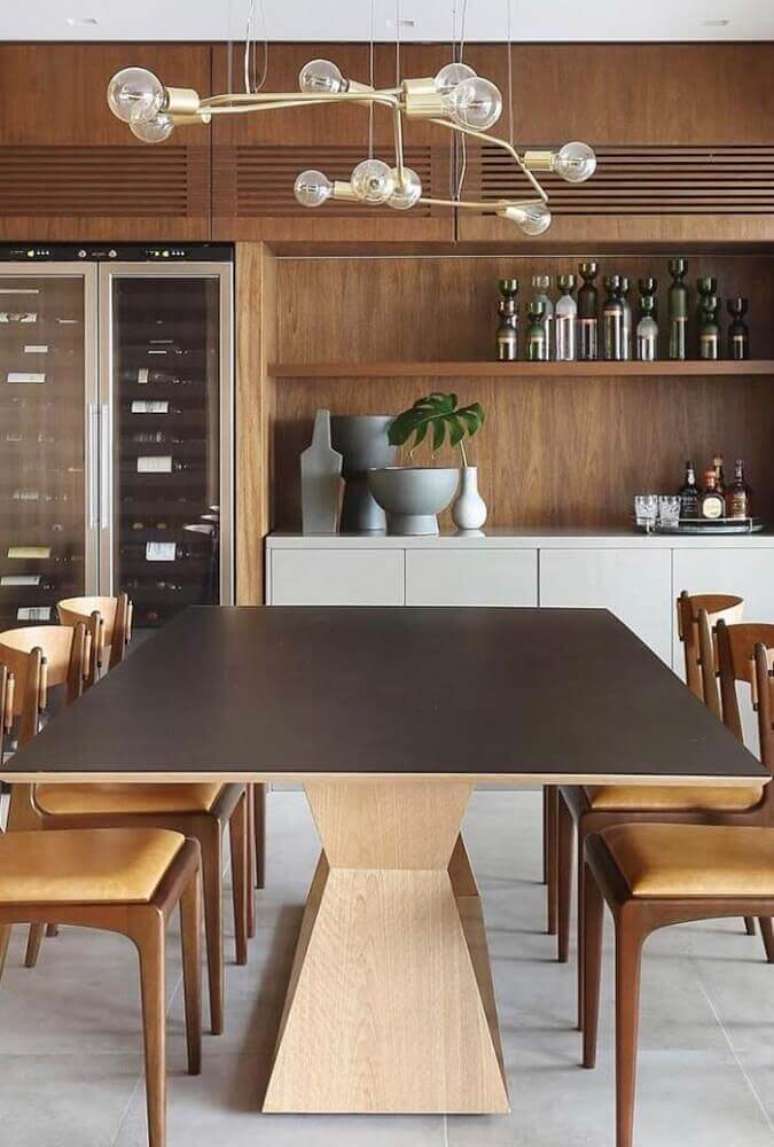 42. Decoração com pendente para sala de jantar moderna com móveis de madeira – Foto: Pinterest