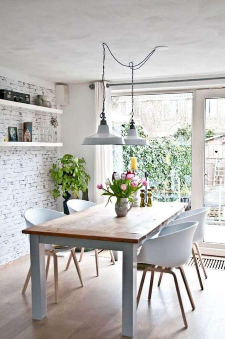 44. Decoração estilo escandinava para sala de jantar moderna com papel de parede de tijolinho e pendentes sobre a mesa – Foto: Archzine