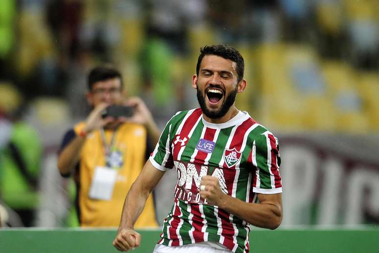 Jadson, do Fluminense, comemora gol