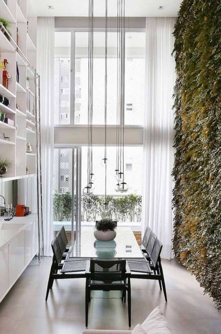 45. O jardim vertical na decora&ccedil;&atilde;o de sala de jantar moderna deixa o ambiente ainda mais bonito e leve &ndash; Foto: The Holk
