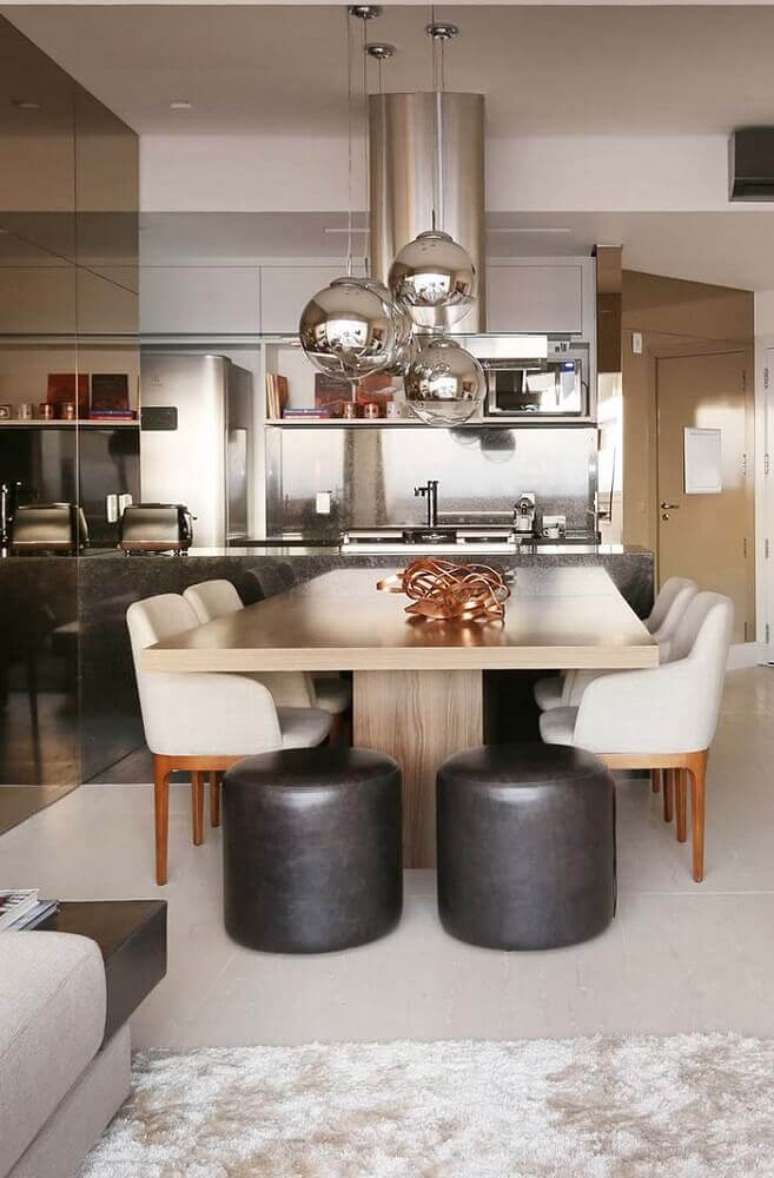 47. Sala de jantar moderna e sofisticada decorada com pendentes prata e puffs pretos – Foto: Home Decoo