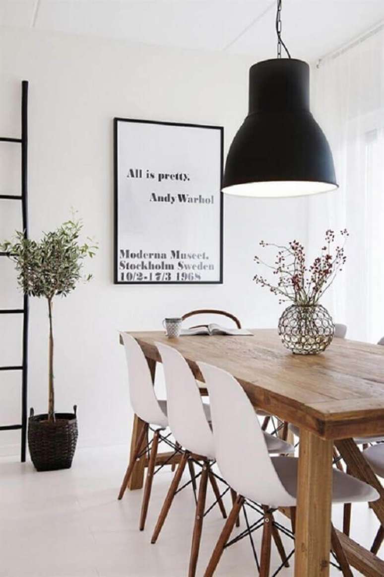 52. Pendente para sala de jantar moderna com mesa de madeira e cadeiras brancas – Foto: DigsDigs