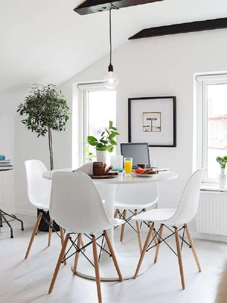 53. Pendente minimalista para a decoração de sala de jantar com cadeiras brancas e mesa redonda – Foto: Pinterest