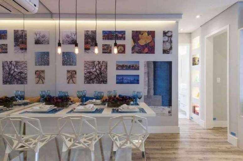 55. Modelo de cadeiras diferentes para sala de jantar moderna decorada com quadros e parede espelhada – Foto: Adriana Fontana