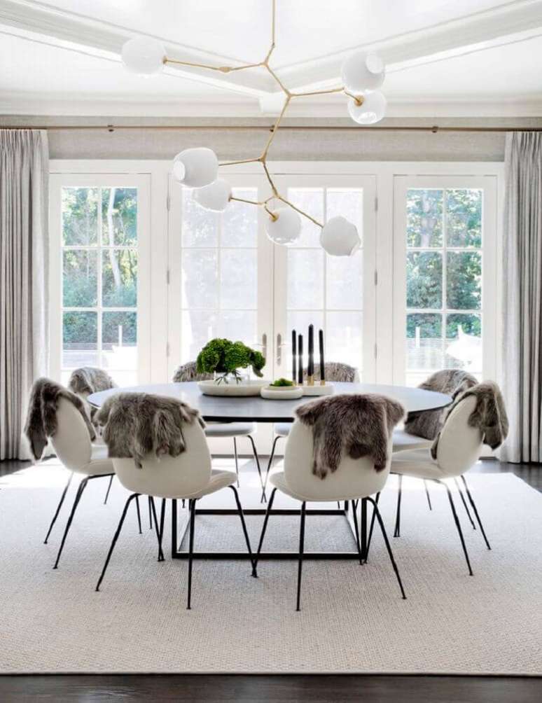 57. Decoração para sala de jantar moderna e sofisticada com pendente arrojado e tapete branco – Foto: Cpac